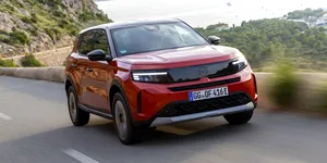 Rivalul Daciei Duster primește o versiune electrică dotată cu baterie mai mare. Câți km parcurge noul Opel Frontera cu o încărcare?