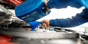 Merită să bagi în motor cel mai ieftin ulei de pe piață? Ce economie faci și care sunt riscurile