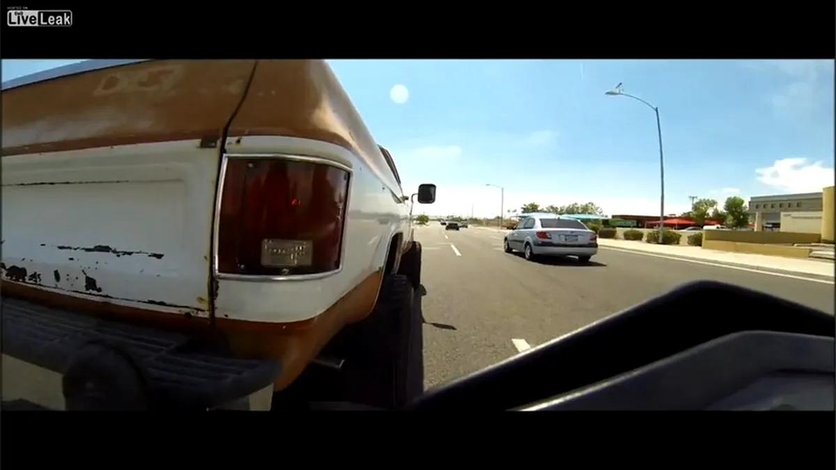 Motociclistul bun samaritean ajută un pick-up rămas în pană. VIDEO