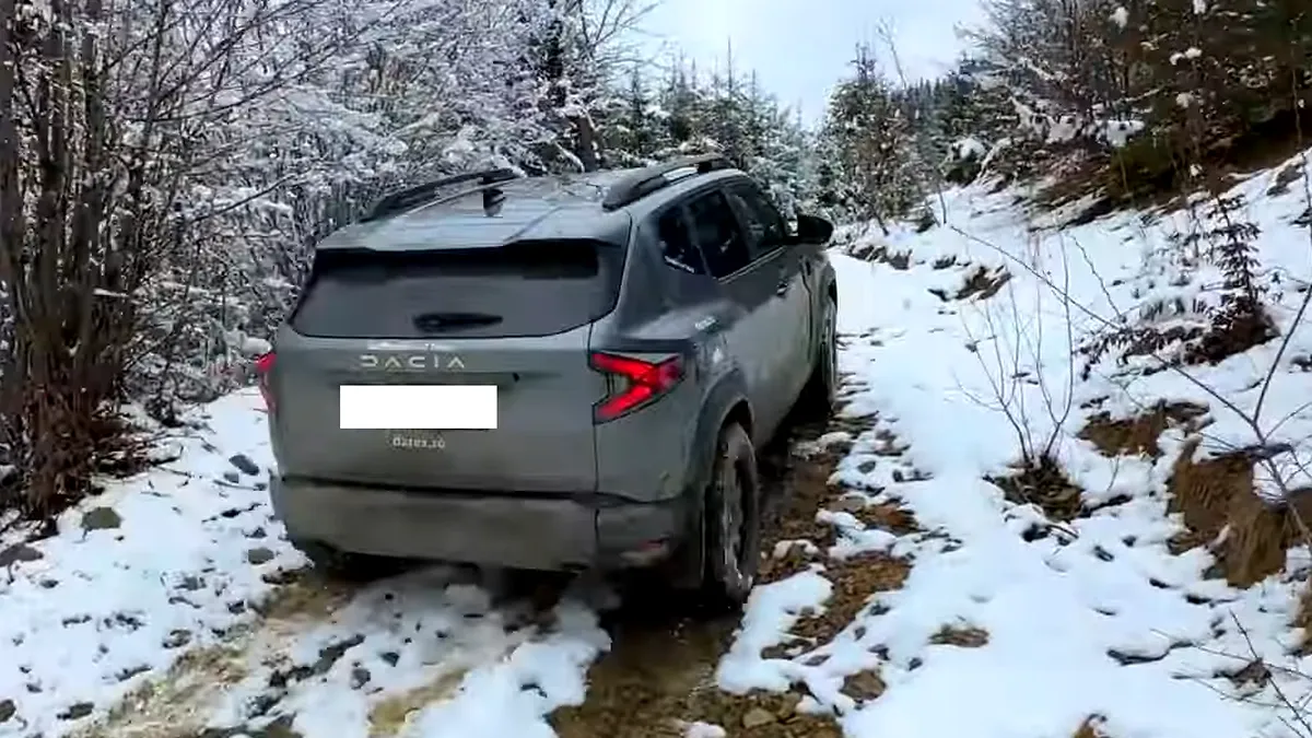 Noua Dacia Duster, testată pe zăpadă. Cât de bine se descurcă Duster III în off-road? - VIDEO