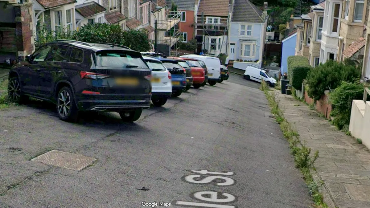 Strada e atât de abruptă încât localnicii poartă crampoane iar șoferii parchează mașinile de-a latul și speră să țină frânele