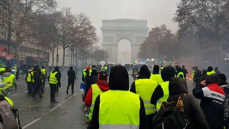 Guvernul de la Paris suspendă creşterea taxei pentru carburanţi, în urma protestelor violente