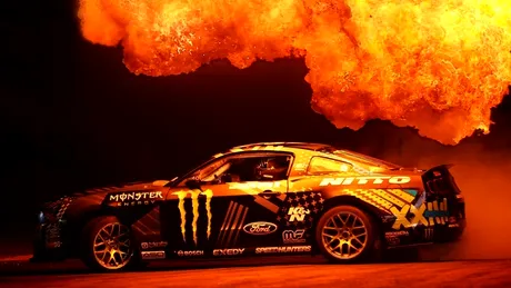 Drift prin foc, cu Ford Mustang RTR. VIDEO