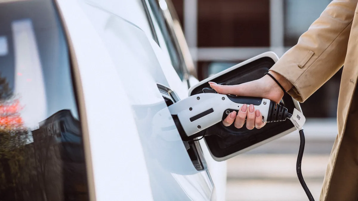 Canada schimbă tabăra: Acord posibil cu China pentru vehicule electrice, ca răspuns la tarifele lui Trump