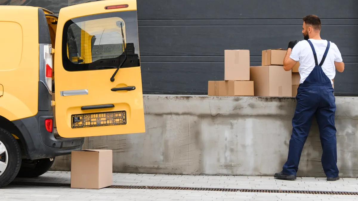 O divizie a gigantului DHL intră în România printr-un parteneriat cu un mare retailer internațional