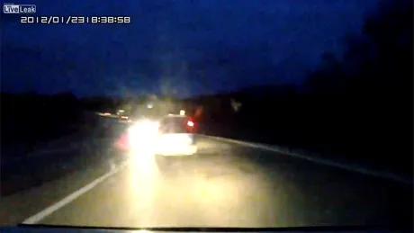 ACCIDENT. Nu ţii distanţa faţă de cel din faţă? Iată ce poţi păţi. VIDEO