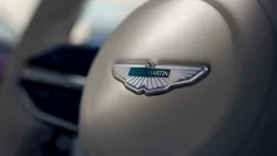 Aston Martin amână lansarea primului său model electric până în 2033. Motoarele V8 și V12 vor fi până în 2035