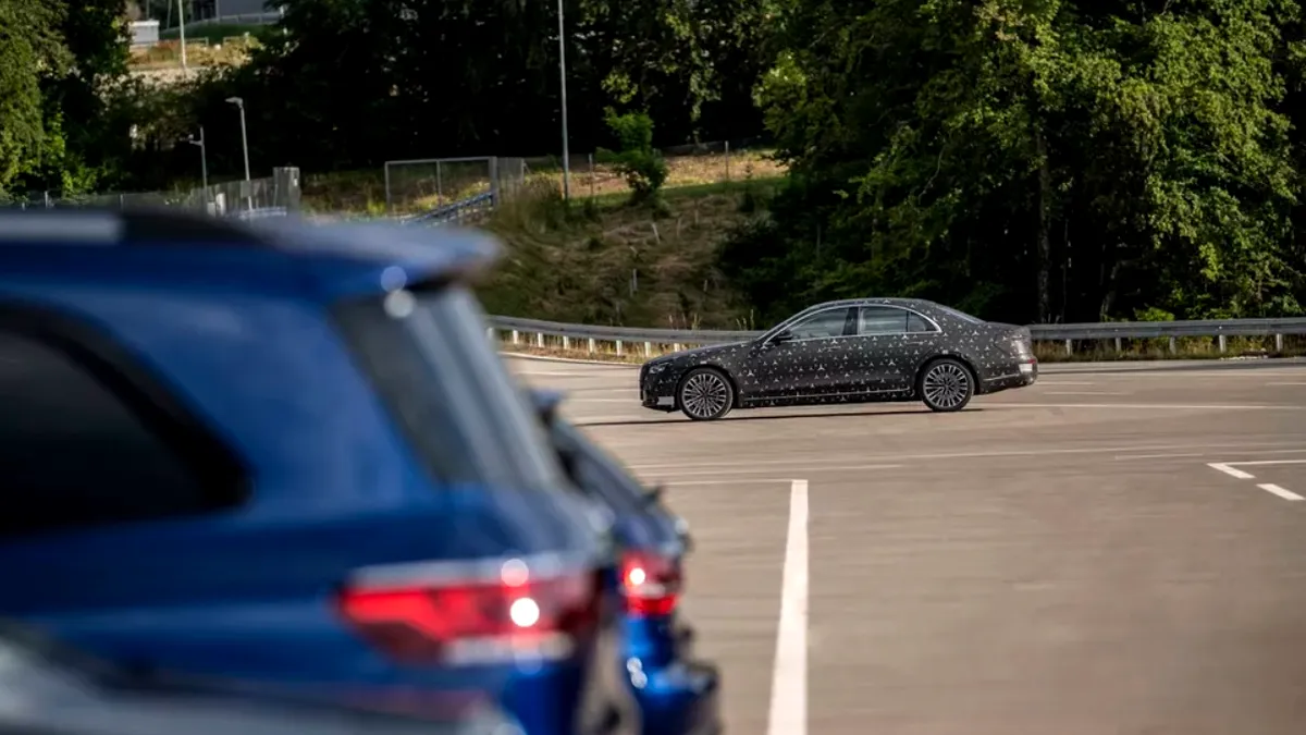 Cea mai inteligentă limuzină a lumii, Mercedes-Benz Clasa S, apare în ultimul teaser înaintea prezentării oficiale