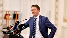 DOCUMENT. Programul de Guvernare. Sigfried Mureșan promite că va crește pensiile, salariile, va oferi burse copiilor săraci și va scădea TVA-ul. Va sprijini mediul de afaceri și va scădea facturile la energie. Dar din tabloul „perfect” lipsește esențialul: cum scade deficitul bugetar și de unde vin miliardele pentru toate promisiunile