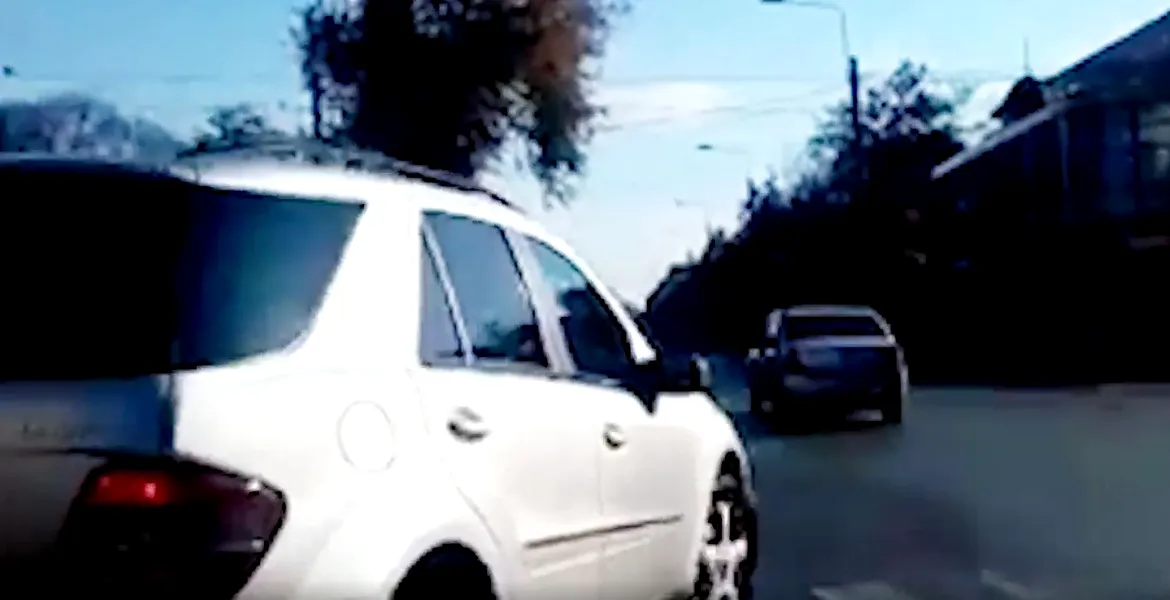 Șoferul unui Mercedes-Benz ML face o manevră uimitoare – VIDEO