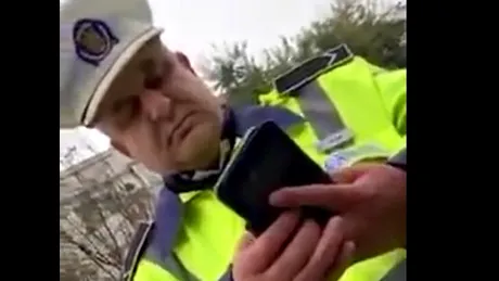 VIDEO | Scandal între un polițist local și unul de la Rutieră: „Tu tragi de mine, bă, puștiulică? Ce, eu sunt de pe stradă?”