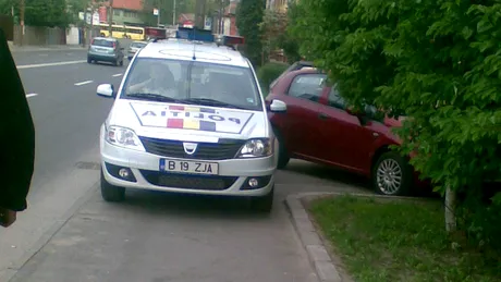 Maşină de poliţie surprinsă parcată ilegal la Sibiu