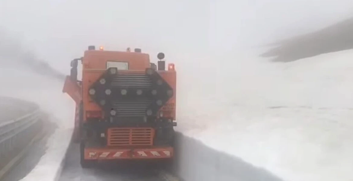 VIDEO cu deszăpeziri în luna mai. Există un strat de zăpadă de trei metri pe Transalpina