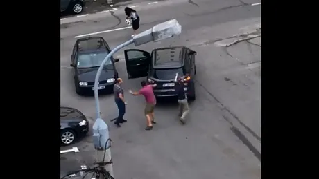 Agresiune în plină stradă, la Piteşti. Un şofer a atacat un alt participant la trafic cu o bâtă - VIDEO