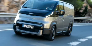 Kia PV5 conduce segmentul autoutilitarelor electrice medii din Europa