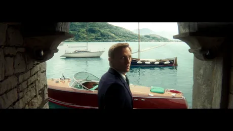 James Bond ne arată cum se face o reclamă la bere. VIDEO