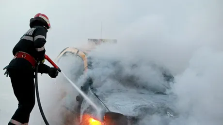 Adolescent din Brașov, arestat după ce a dat foc unei mașini pentru o provocare online