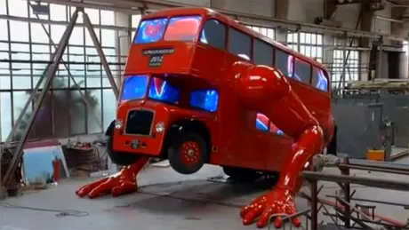Autobuzul londonez care face flotări - VIDEO