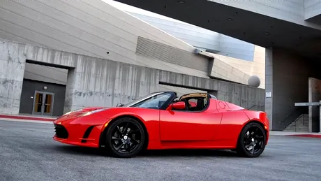 Trei unități Tesla Roadster cu zero kilometri la bord găsite după 10 ani într-un container