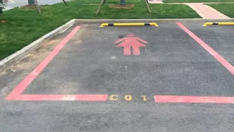 Locurile speciale de parcare pentru femei: mai mari, cu marcaje roz şi cu asfalt special | FOTO-VIDEO