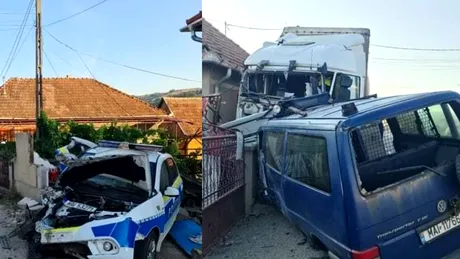 Două autovehicule ale forţelor de ordine au fost făcute praf de un TIR
