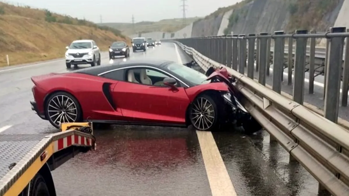 Un McLaren GT în valoare de 200.000 de euro a zburat în parapet pe autostrada Transilvania - FOTO