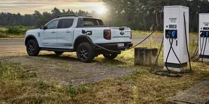 Noul Ford Ranger îți permite să alimentezi diferite unelte direct de la bateria sistemului hibrid