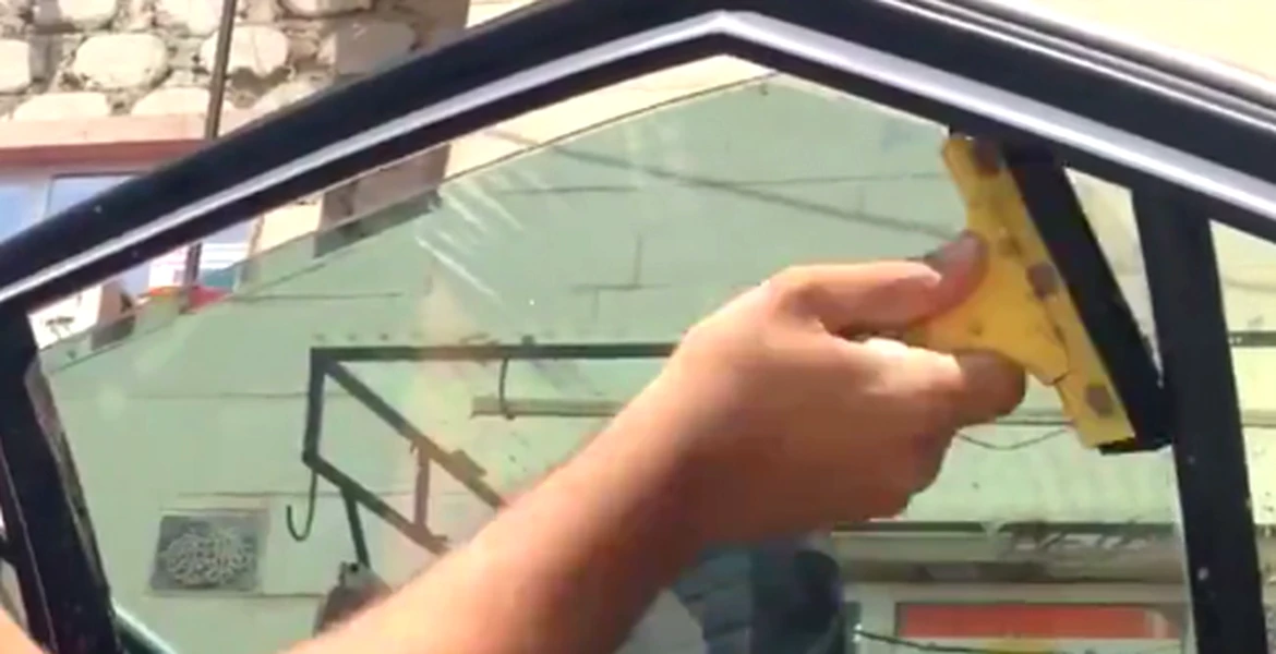 Cum să-ţi pui geamuri fumurii pe maşină într-un minut şi 14 secunde. Pe ceas – VIDEO