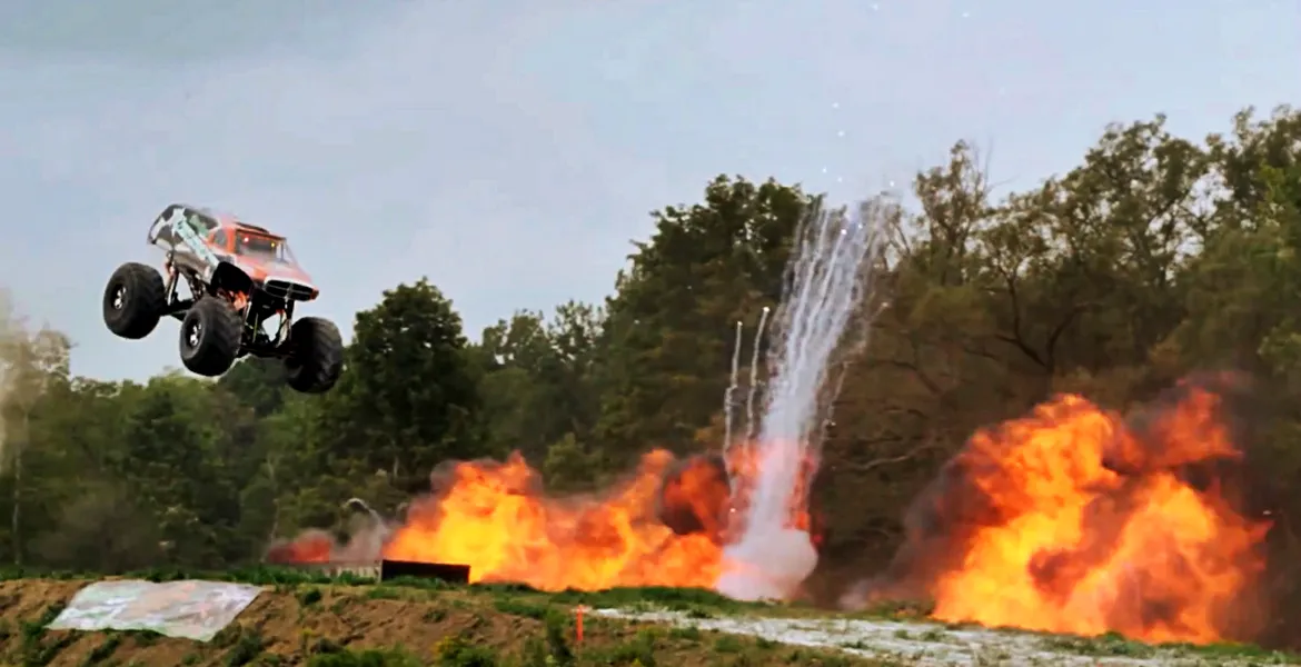 Săritură-record cu un monster-truck: 72,2 metri. VIDEO