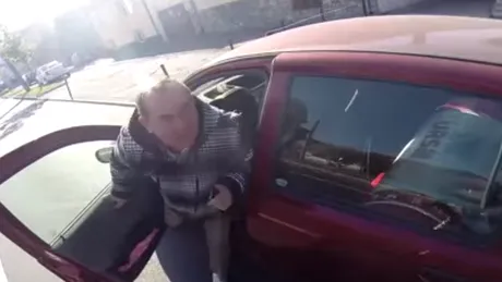VIDEO. După ce un biciclist în roagă să elibereze banda lui, şoferul acesta din Braşov îi arată ce poartă la el pentru 