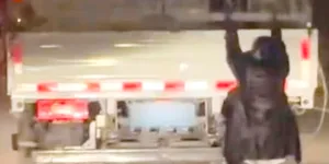 Video | O femeie a fost surprinsă agățată de vehiculul soțului ei în mișcare pentru a-l prinde în flagrant