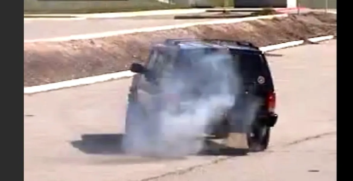 Drift cu Jeep Cherokee în parcare? Oare cum s-ar termina asta… VIDEO