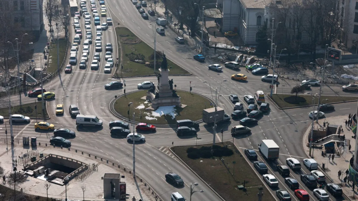 Restricții pentru mașinile vechi în marile orașe din România. Din 2027, primăriile vor stabili zone cu nivel scăzut de emisii