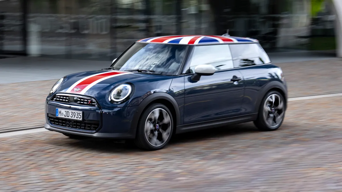 MINI Cooper aniversează 25 de ani cu o ediție specială. Versiunea Oxford aduce un omagiu locului de naștere a mărcii
