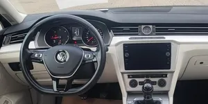 Un VW Passat de ocazie este disponibil pe site-ul UniCreditLeasing