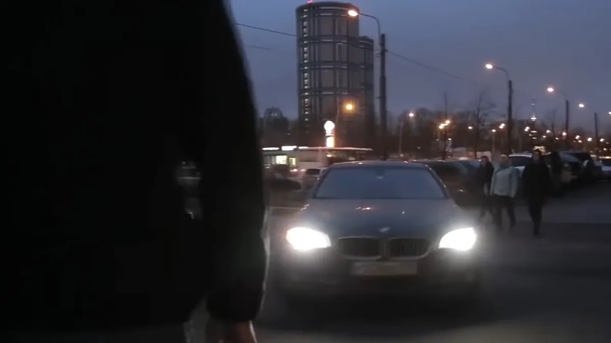 Ce pățesc în Rusia șoferii care parchează pe trotuar? Un posesor de BMW sare la bătaie