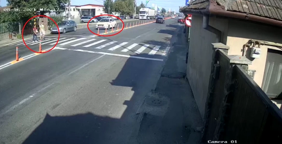 Pietoni loviți de un taxi chiar pe trecere – VIDEO