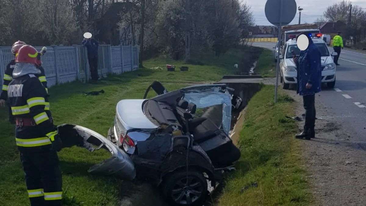 Un BMW s-a rupt în două după impactul cu un cap de pod. Șoferul nu a suferit leziuni grave - FOTO