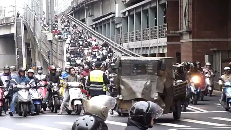 VIDEO: Ora de vârf în Taipei e noul Mad Max cu scuterişti