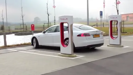 Cât costă un drum de la Oslo până la Londra? 5 euro, dacă mergi cu o Tesla Model S. VIDEO