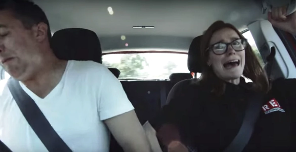 Prima lecţie de condus alături de un şofer profesionst incognito produce o reclamă genială – VIDEO