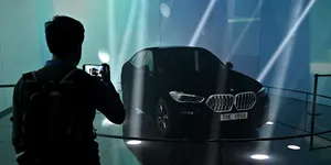 O nouă vopsea ultra-neagră va fi folosită pentru mașinile de lux. De ce este mai bună decât Vantablack?