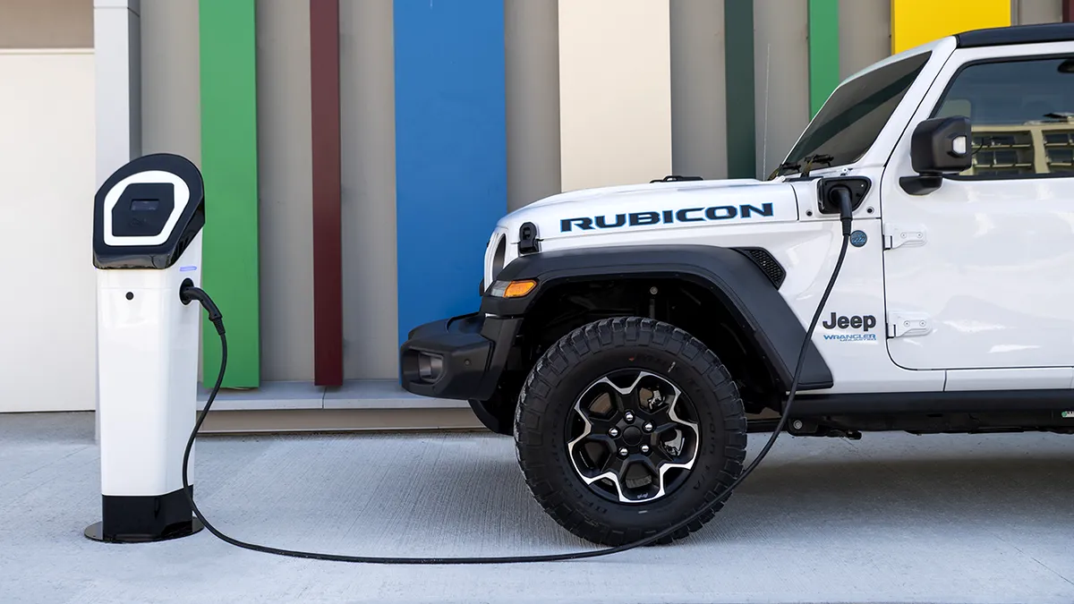 Peste 375.000 de Jeep-uri hibride sunt rechemate în Europa. Risc de incendiu pentru bateria de tracțiune