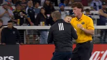Scene incredibile pe stadion! Un bebeluș a intrat pe teren și a oprit meciul. Ce s-a întâmplat apoi