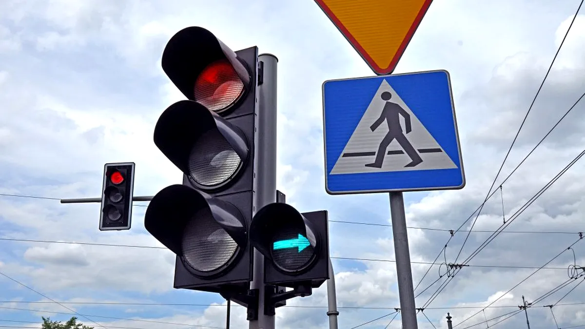 Verde intermitent la semafor: Ce riști dacă îi claxonezi pe cei din fața ta
