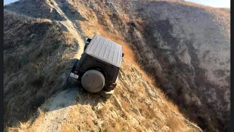 Un Jeep Wrangler a fost găsit abandonat pe munte