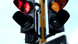 Cod Rutier 2026: Cât este amenda dacă treci pe galben la semafor și de ce e ilegal acest lucru?