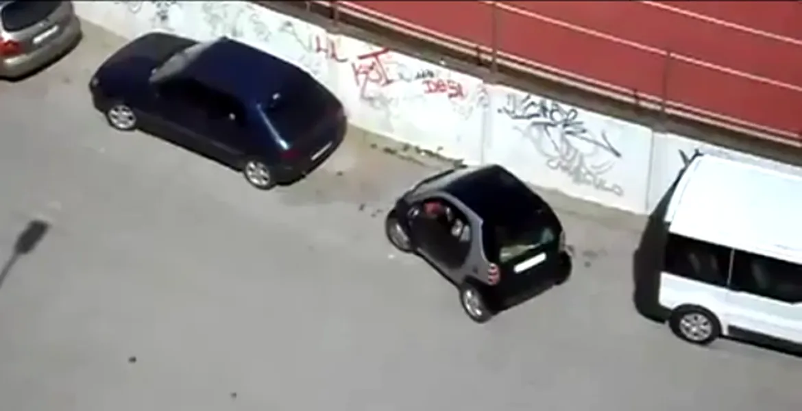 VIDEO: Femeie + Smart ForTwo + parcare =…