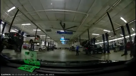 Un șofer și-a dus mașina în service pentru un schimb de ulei și a lăsat camera de bord pornită. Ce au spus mecanicii când au rămas singuri - VIDEO