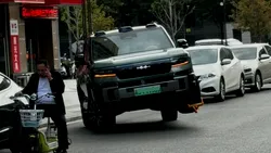 Tesla, bate asta dacă poți! Un BYD și-a ridicat roata blocată pentru parcare neregulamentară și a plecat pe celelalte trei